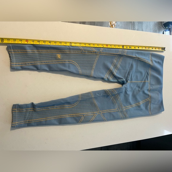 Fabletics Seamless High-waisted compressive legging - Picture 3 of 6